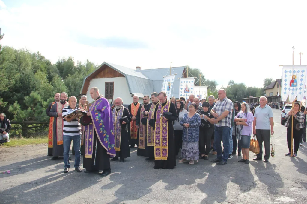 Священники та віряни моляться під час церковної процесії