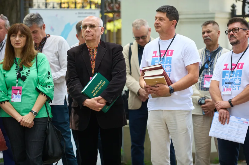 Учасники Франко Фесту з книжками на урочистому заході