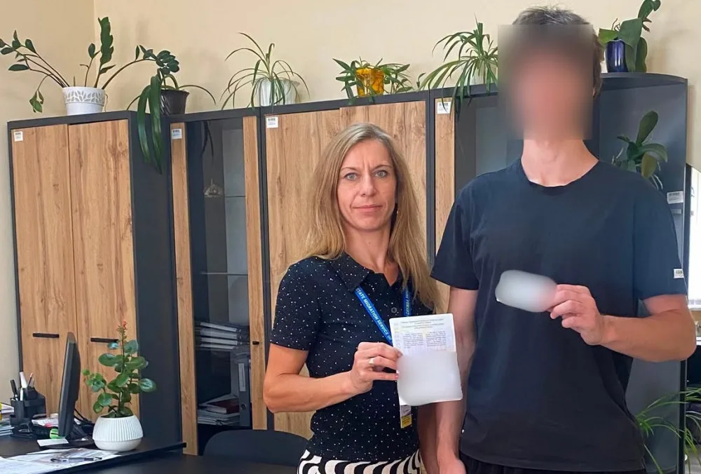Двоє людей тримають документи в офісі