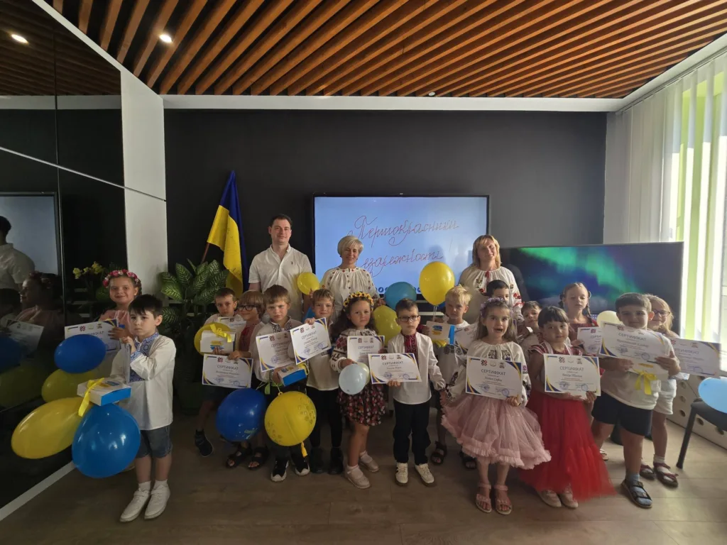 Діти з сертифікатами на святі першокласників