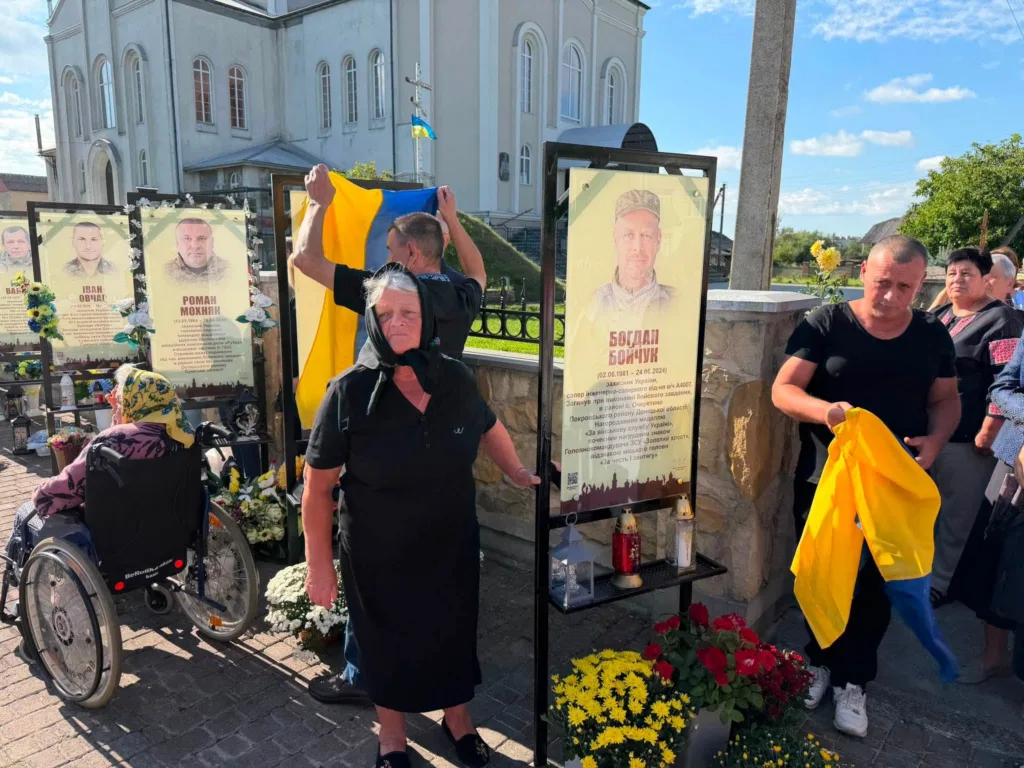 Люди відкривають меморіальні дошки загиблим захисникам України
