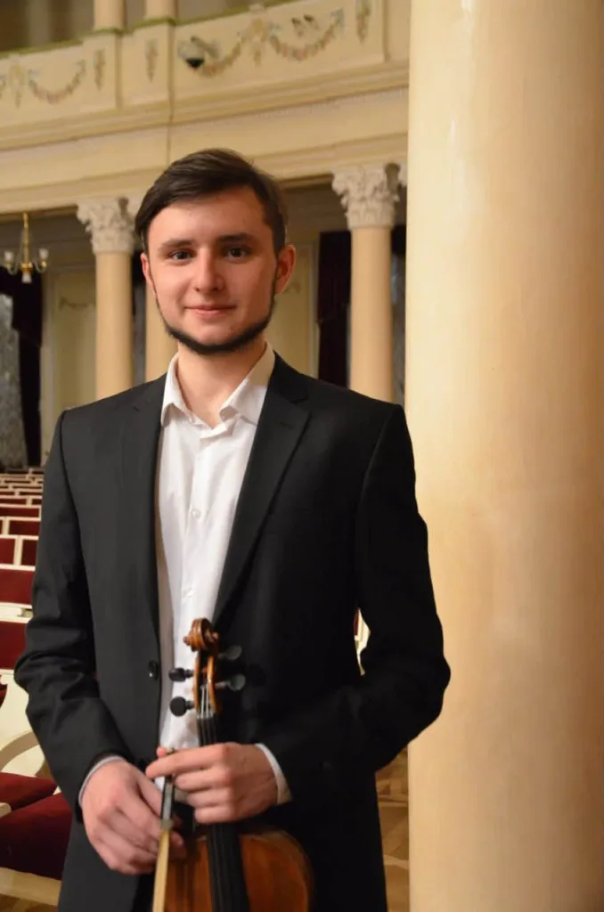 Молодий скрипаль у концертній залі