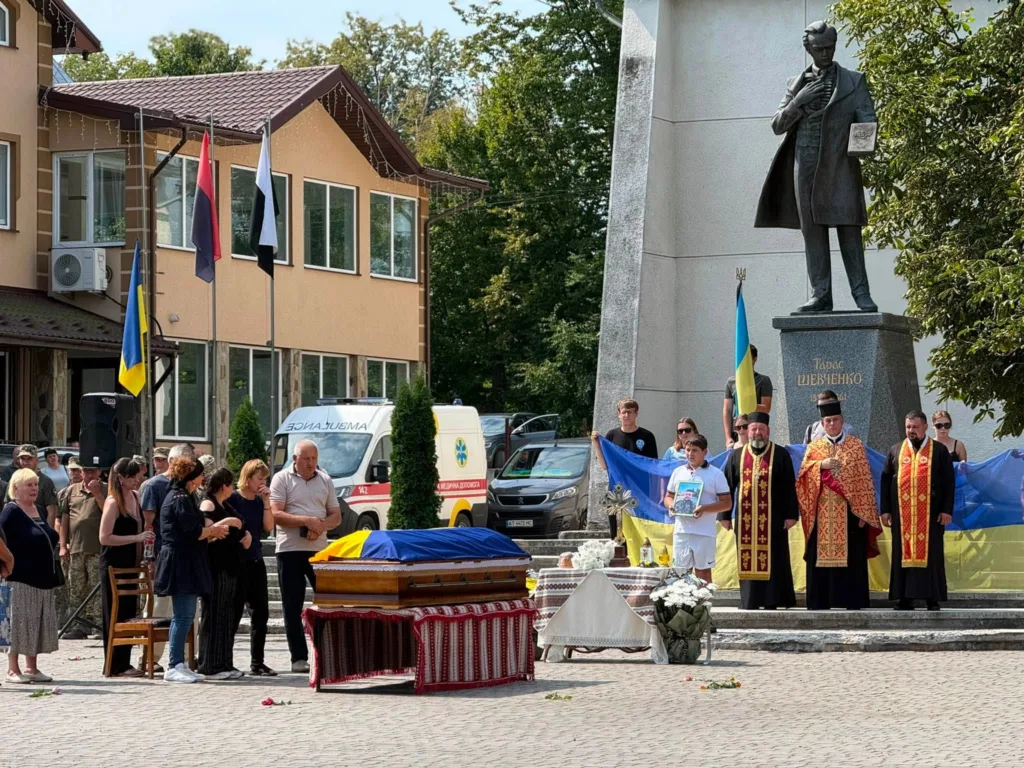Прощання з військовим біля пам’ятника Тарасу Шевченку