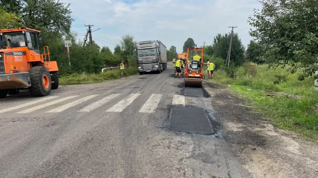 Дорожники ремонтують асфальт біля пішохідного переходу