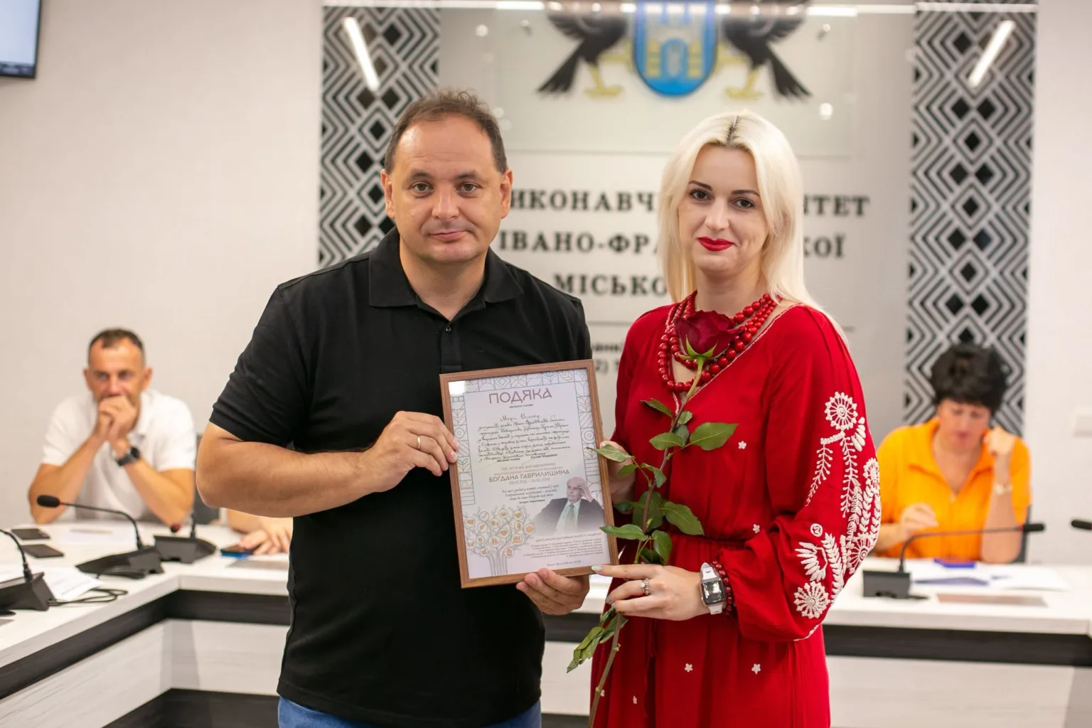 Чоловік і жінка отримують подяку та троянду