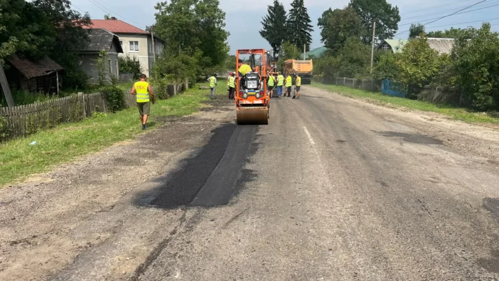 Дорожники ремонтують асфальт на сільській вулиці