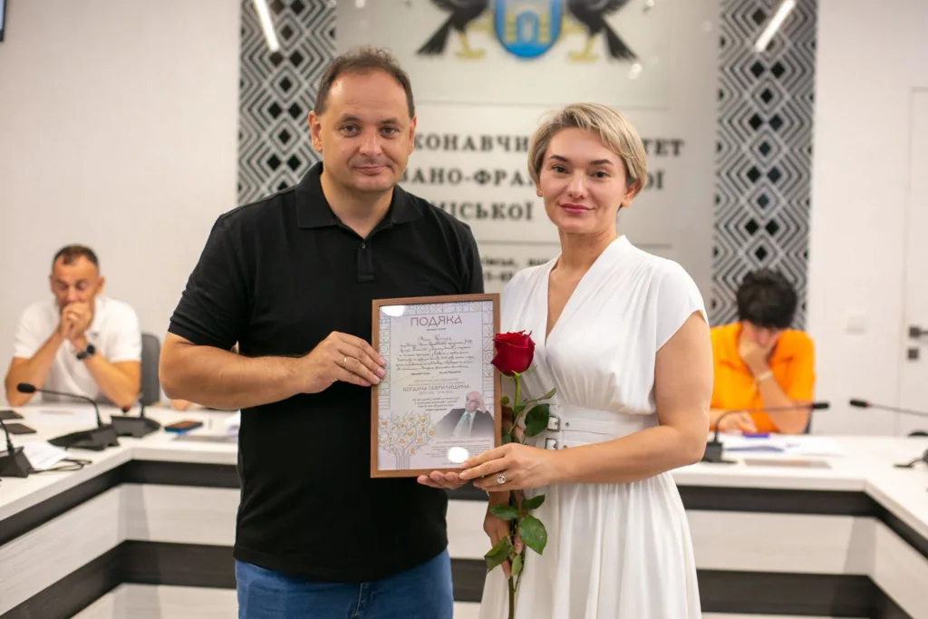 Чоловік і жінка з подякою та червоною трояндою