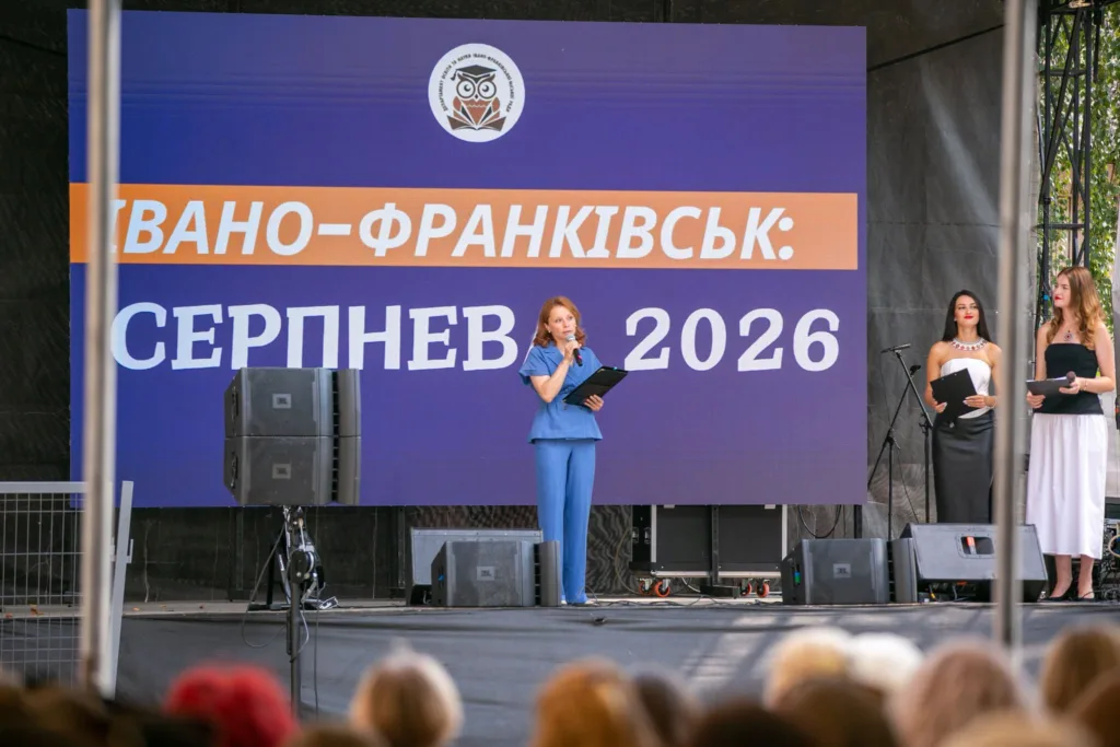 Ведучі на сцені фестивалю «Івано-Франківськ: Серпнев 2026»