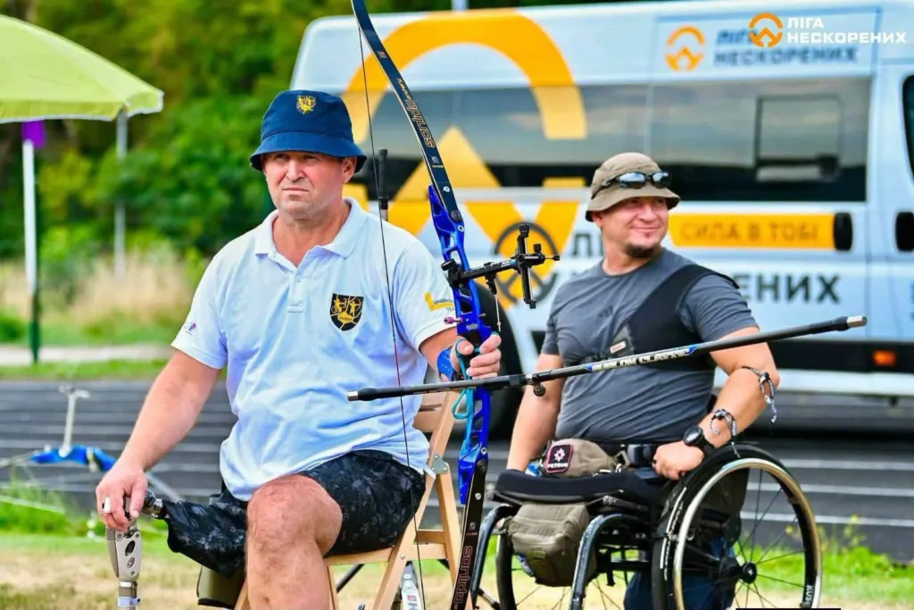 Двоє лучників із інвалідністю на спортивному заході