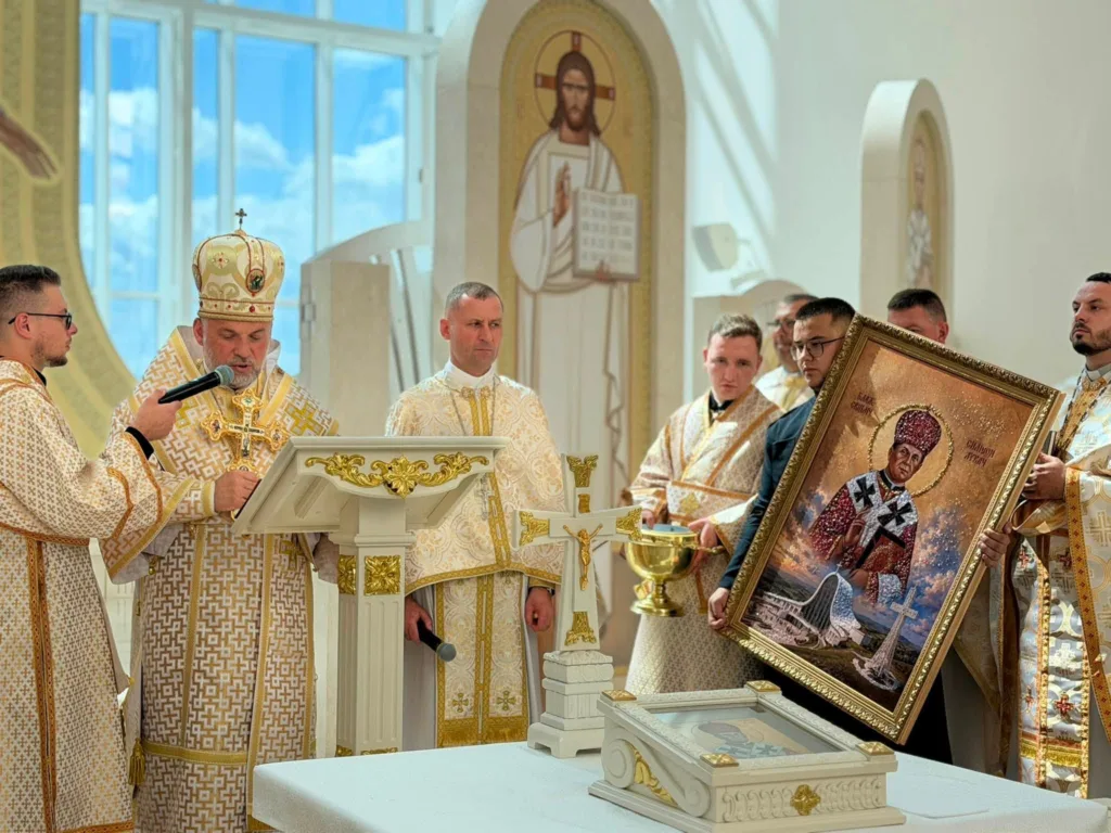 Єпископ і священники під час богослужіння з іконою