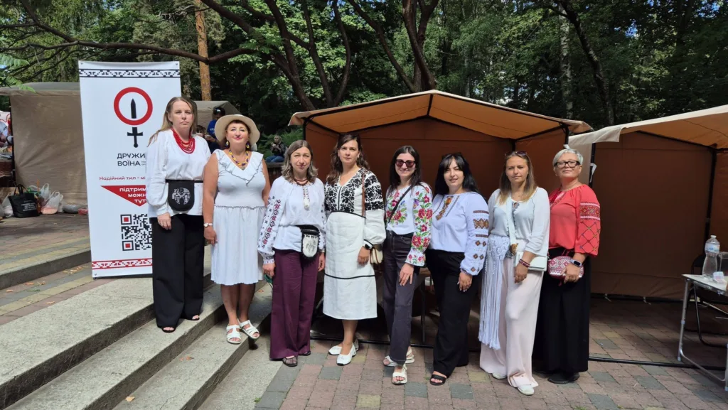 Жінки у вишиванках біля волонтерського намету