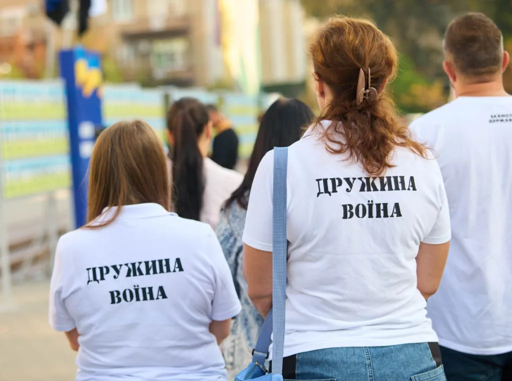 Жінки у футболках «Дружина воїна» на вулиці