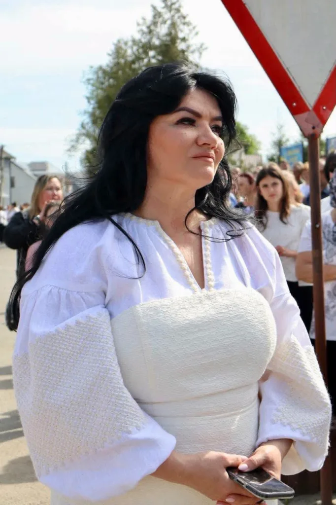 Жінка у білій традиційній вишиванці на вулиці