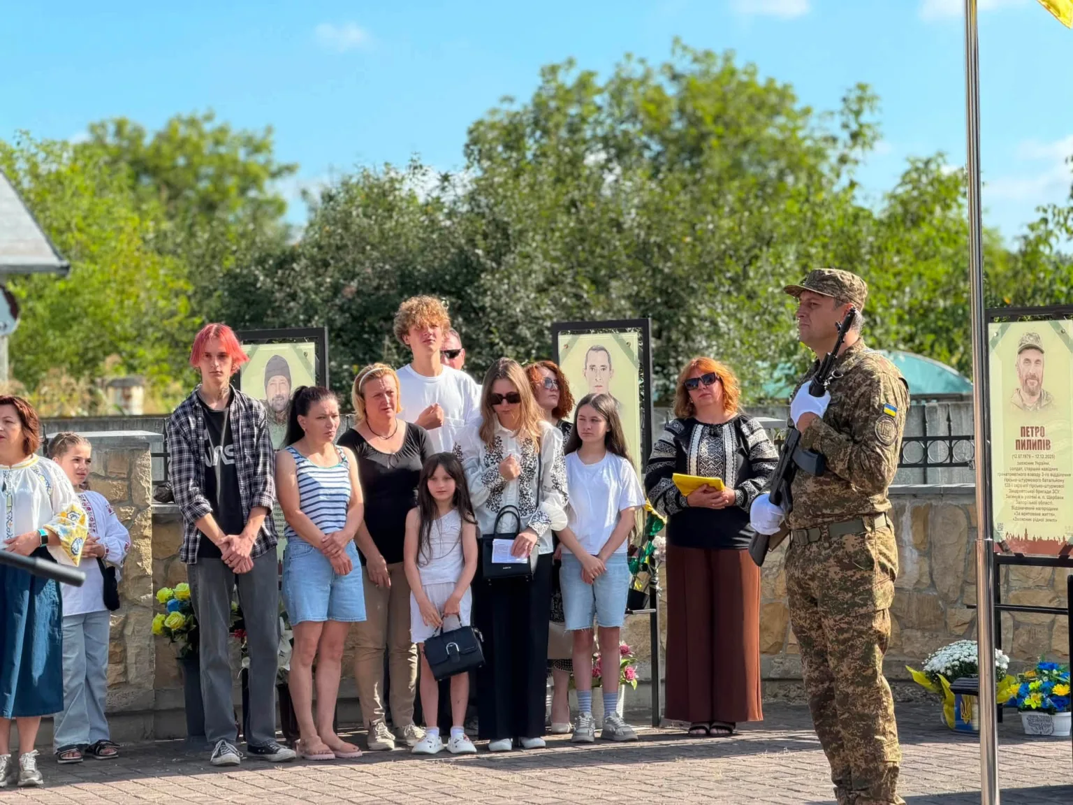 Військовий і родини на меморіальній церемонії