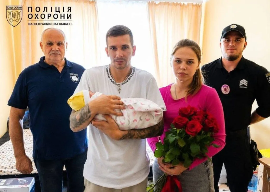 Поліцейські вітають батьків із новонародженою дитиною
