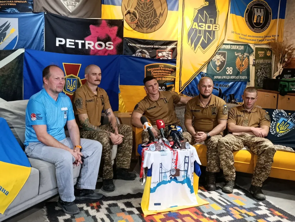 Військові ЗСУ та ведучий на пресзустрічі