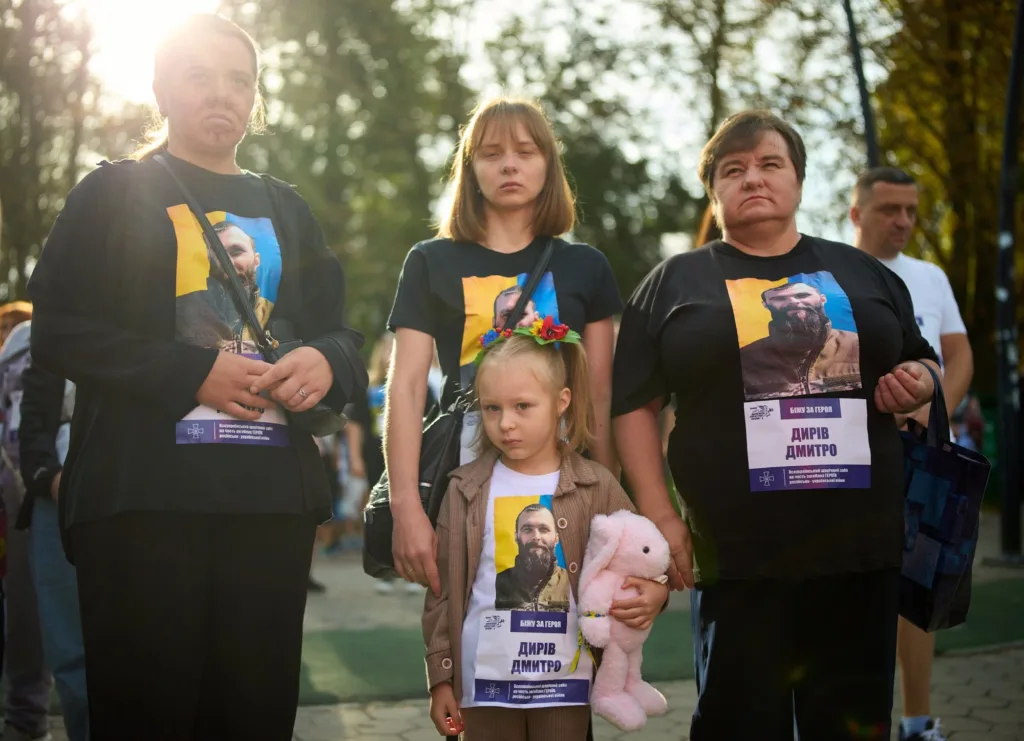 Родина в футболках із портретом загиблого захисника