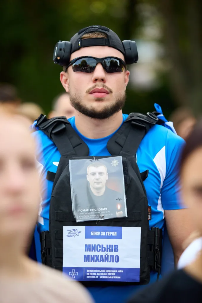 Учасник забігу з портретом загиблого захисника