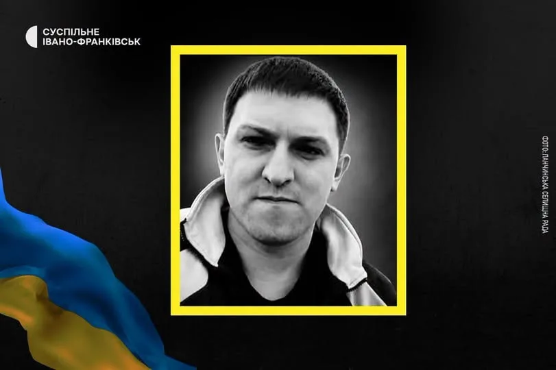 Чорно-білий портрет чоловіка в жовтій рамці