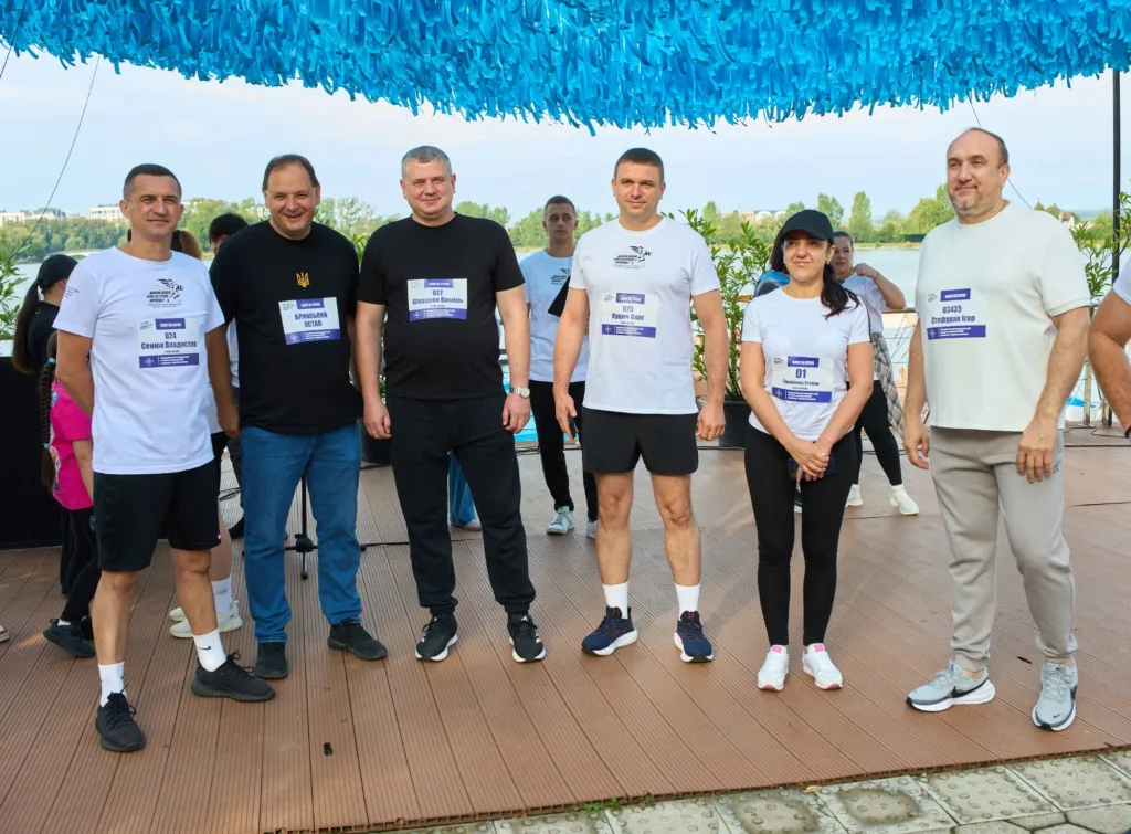 Учасники спортивного заходу біля водойми