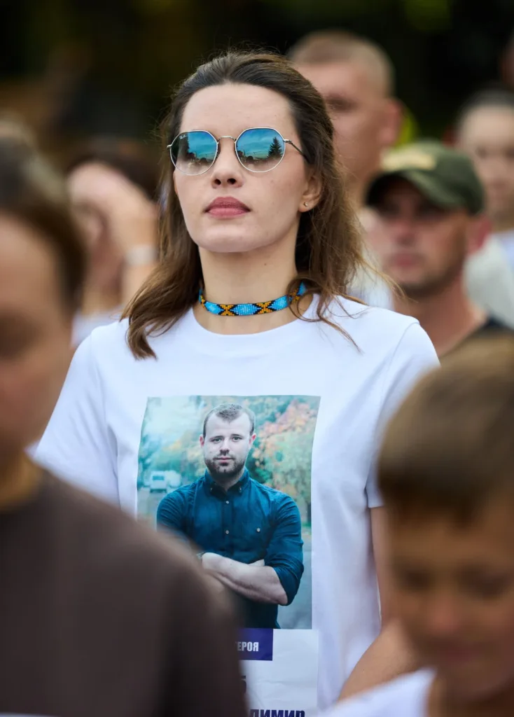 Жінка в окулярах на акції пам’яті героя