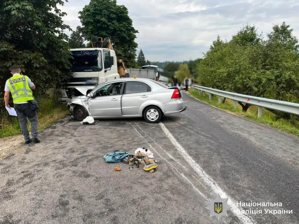 Поліцейський оглядає ДТП легковика з вантажівкою
