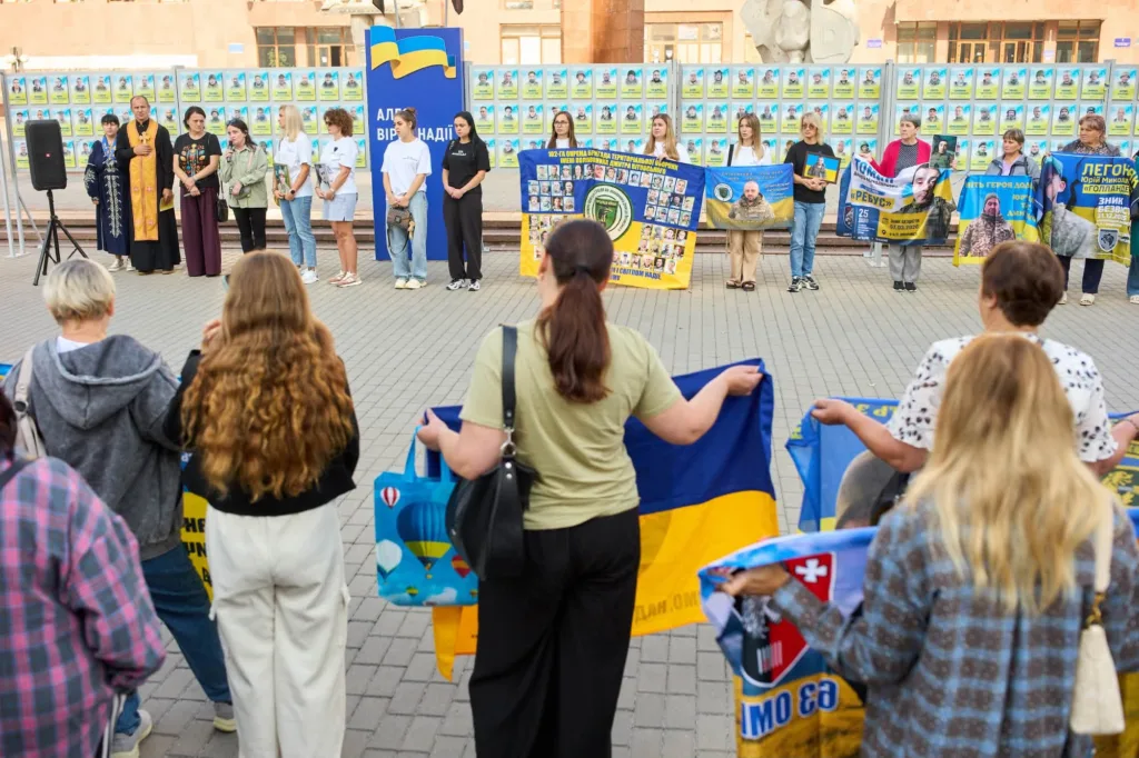 Акція на підтримку полонених військових біля меморіальної стіни