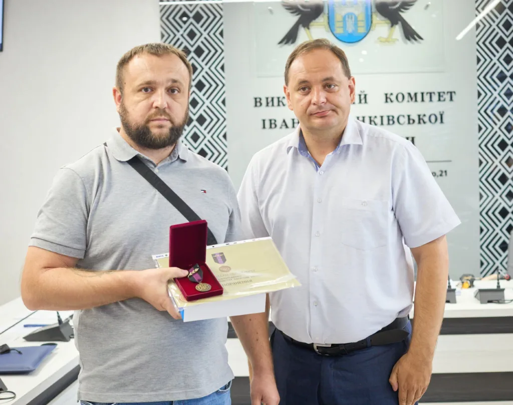 Чоловік отримує нагороду в Івано-Франківській міськраді