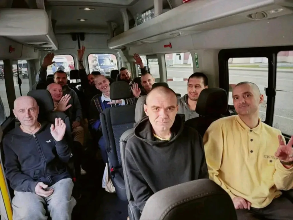 Чоловіки махають і позують у салоні мікроавтобуса