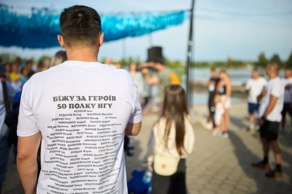 Чоловік у футболці пам’ятного забігу за Героїв НГУ