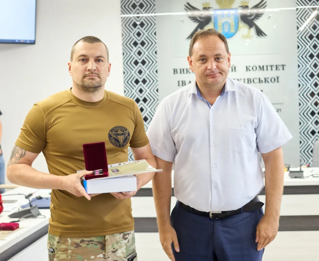 Військовий отримує нагороду у Вишгородському районному комітеті