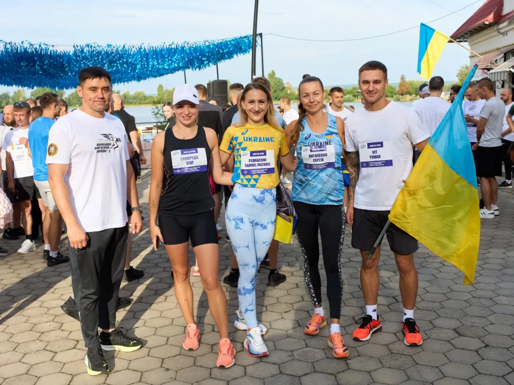 Учасники спортивного заходу з українським прапором