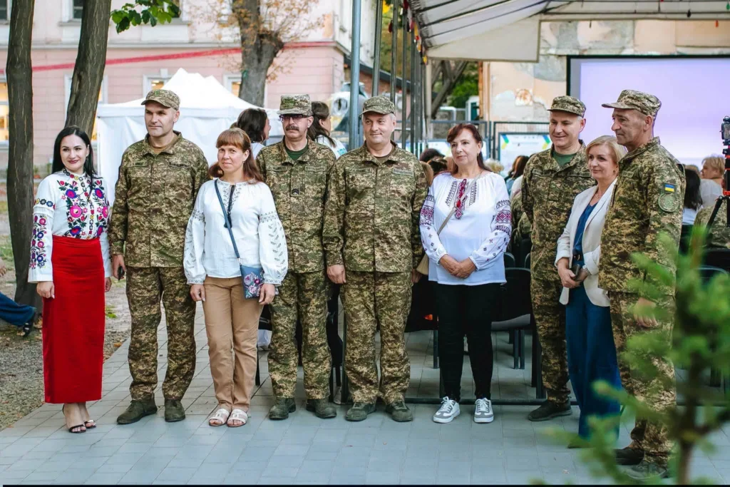 Військові та цивільні у вишиванках на заході