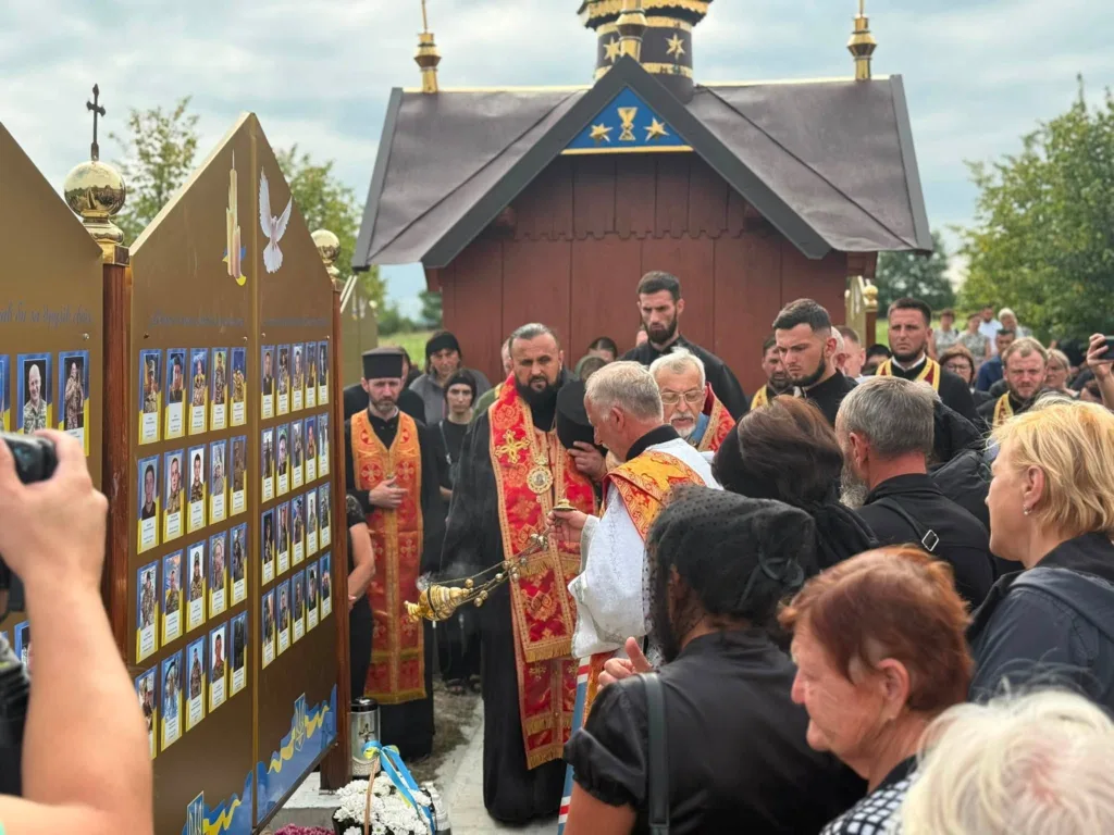 Священники й громада біля меморіалу загиблих захисників