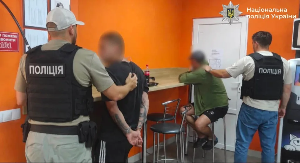 Поліцейські затримують двох чоловіків у приміщенні