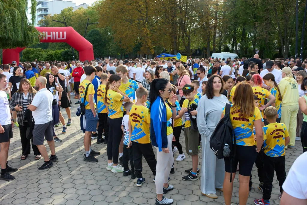 Учасники спортивного заходу біля червоної стартової арки