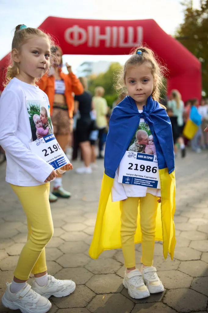 Дві дівчинки на забігу в пам’ять про героя