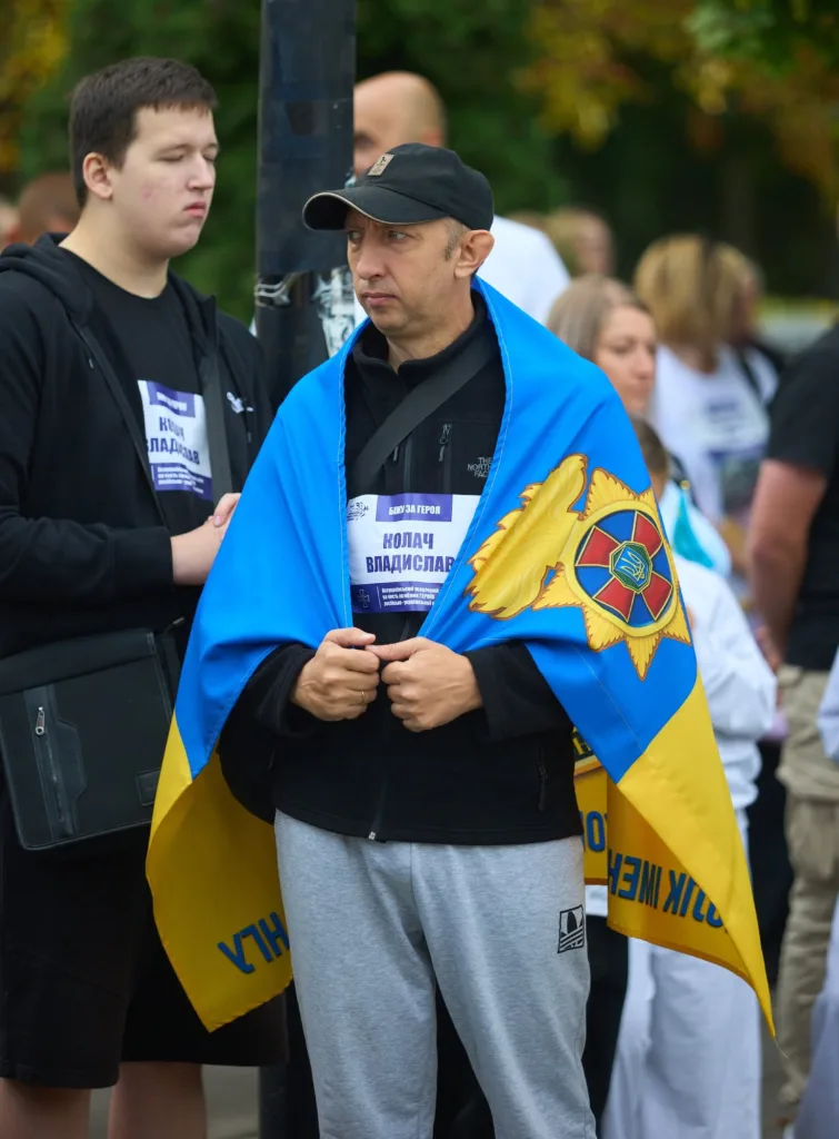 Чоловік із молдовським прапором на акції пам’яті