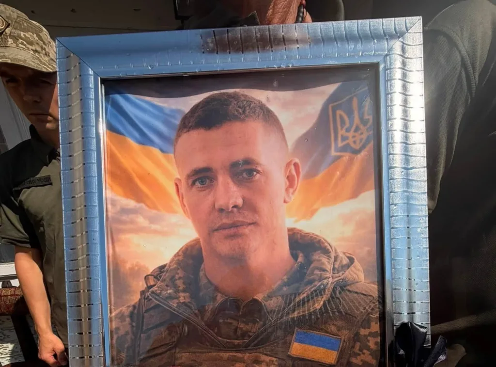Портрет українського військовослужбовця у рамці з прапором