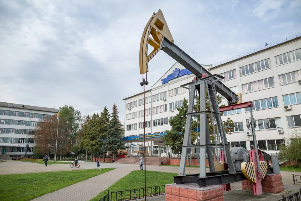 Нафтовий верстат-качалка біля технічного університету