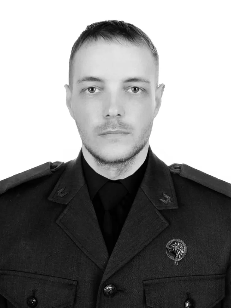 Чорно-білий портрет чоловіка у військовій формі