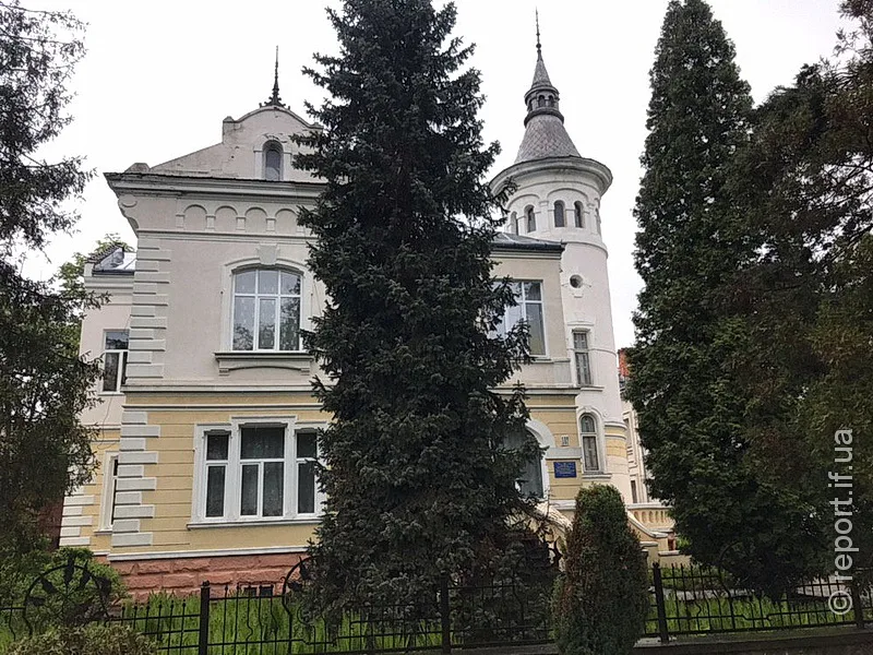 Історична вілла з баштою серед високих дерев