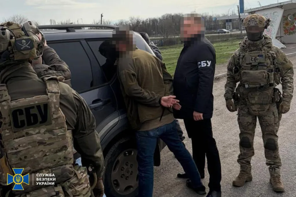 Співробітники СБУ затримують чоловіка біля автомобіля