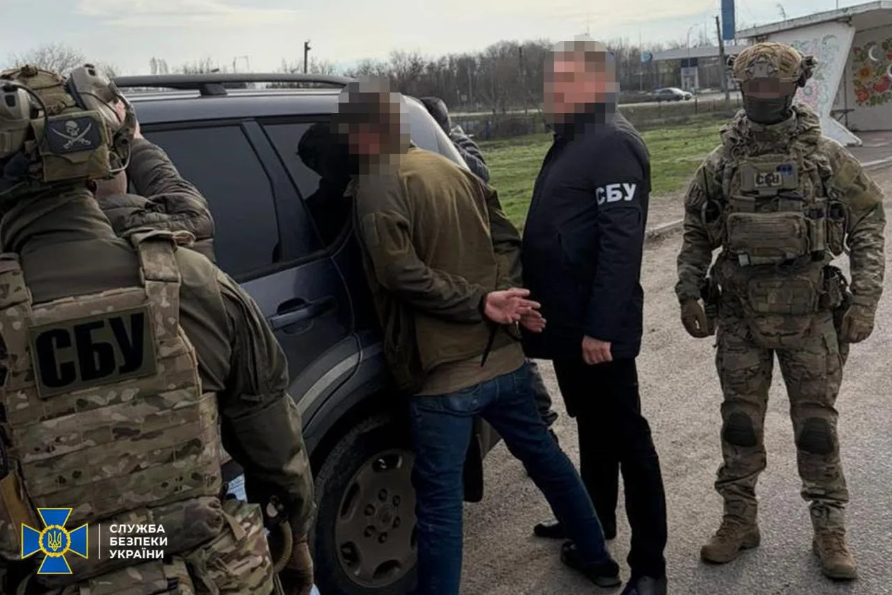 Співробітники СБУ затримують чоловіка біля автомобіля