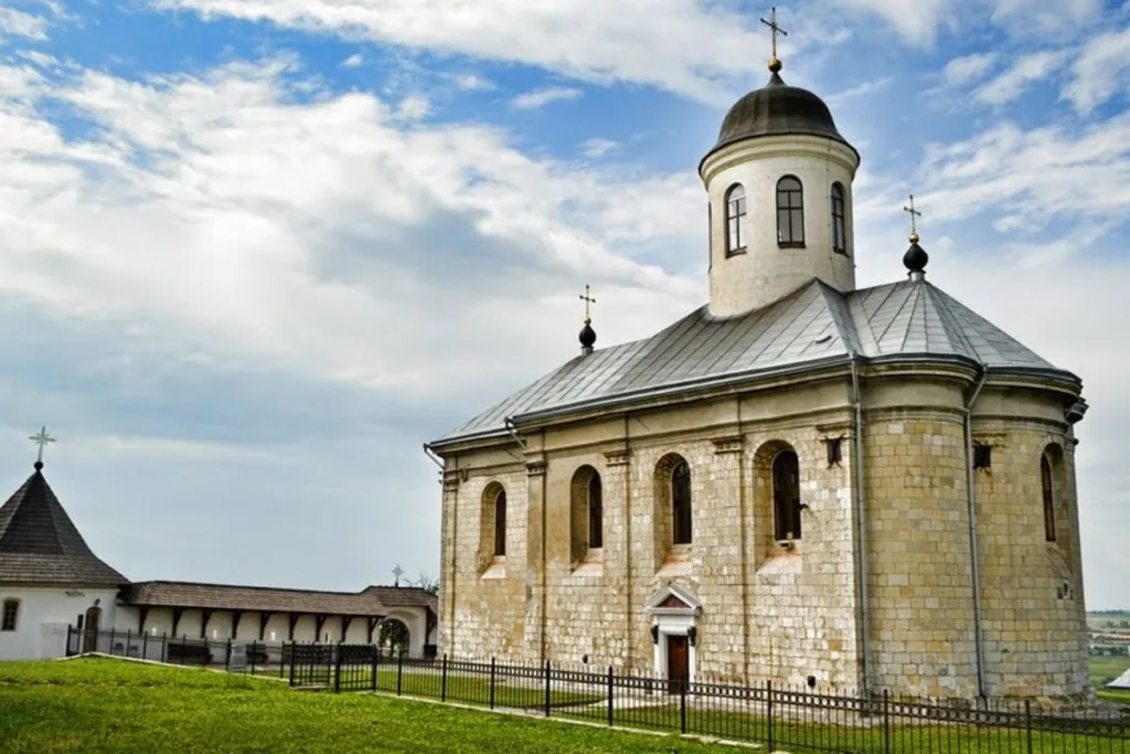 Кам'яна православна церква з куполами під хмарним небом