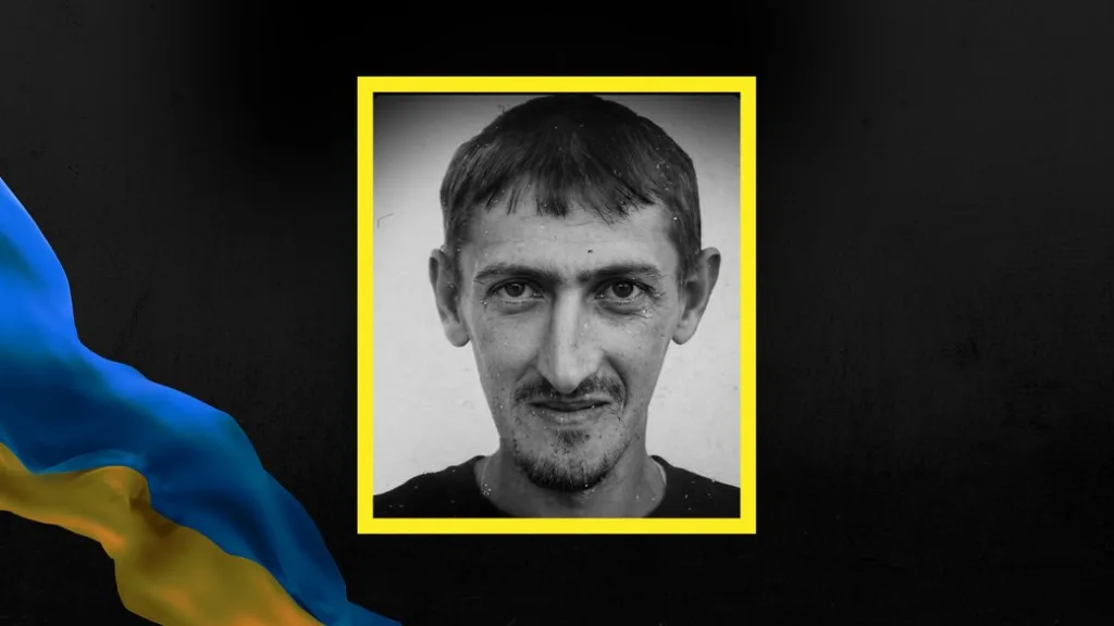 Чорно-білий портрет чоловіка в жовтій рамці
