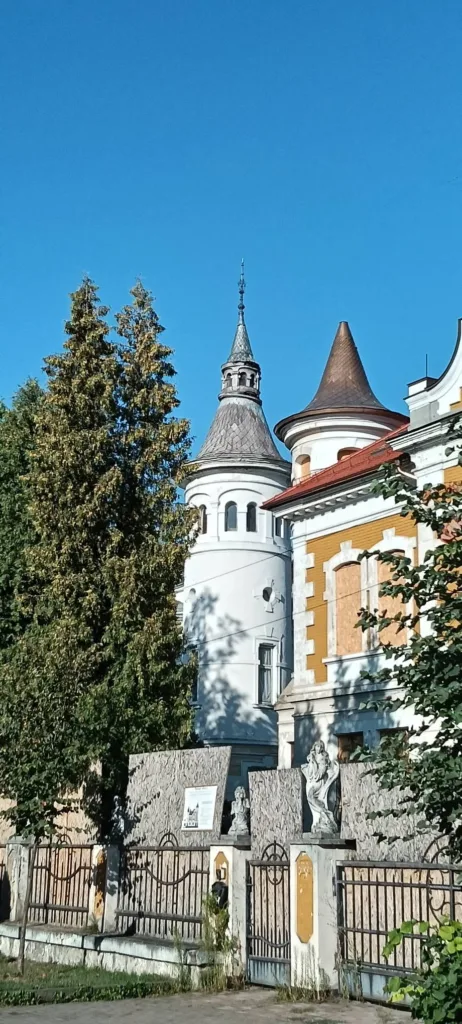 Історична будівля з білими баштами й гострими шпилями