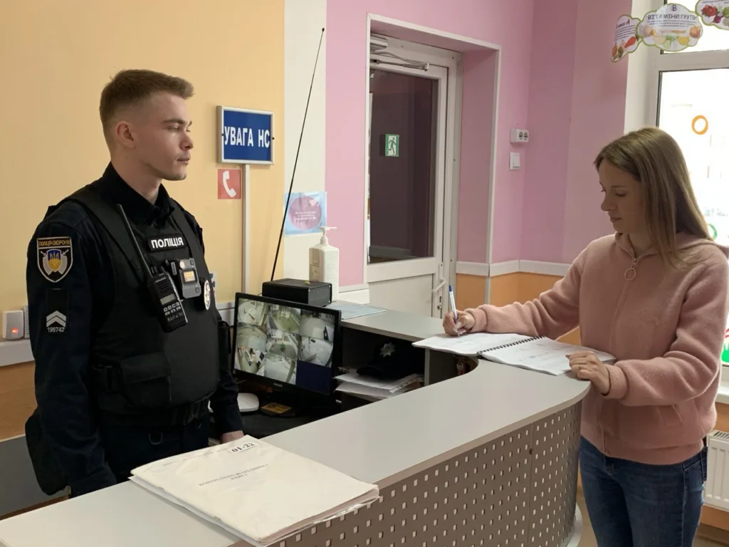 Поліцейський спілкується з жінкою на стійці реєстрації