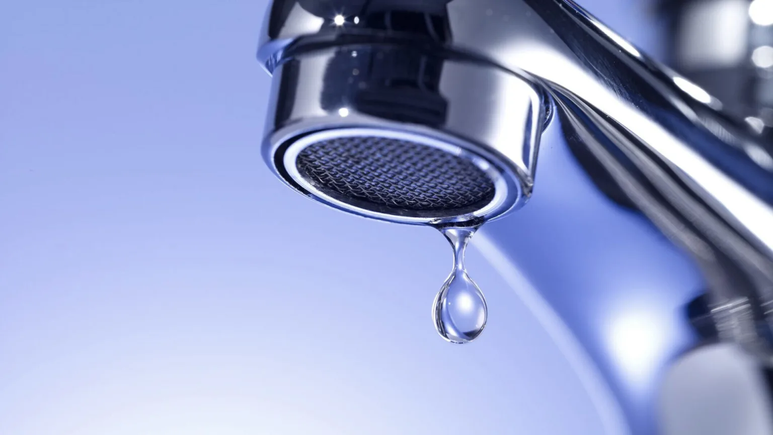 Крапля води на металевому крані