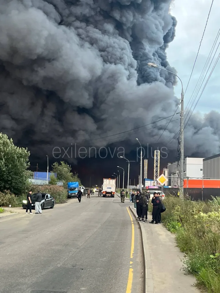 Густий чорний дим над промисловою вулицею